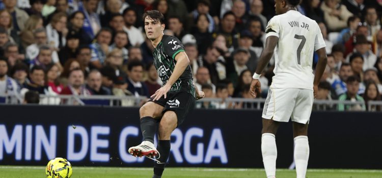El centrocampista del Elche Federico Redondo (i) durante el encuentro correspondiente a la jornada 28 de Laliga EA Sports que disputaron Real Madrid y Elche en el estadio Santiago Bernabéu, en Madrid. EFE/ Sergio Perez