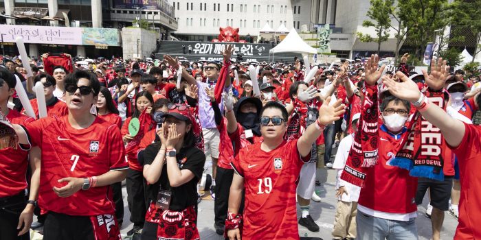 SEOUL (Korea, Republic Of), 19/06/2026.- Personas ven el partido entre Corea del Sur y México en Gwanghwamun Square, en Seúl. EFE/EPA/JEON HEON-KYUN