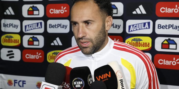 El portero de la selección colombiana de fútbol David Ospina habla con periodistas en el Estadio Metropolitano de Techo, en Bogotá (Colombia). EFE/ Carlos Ortega