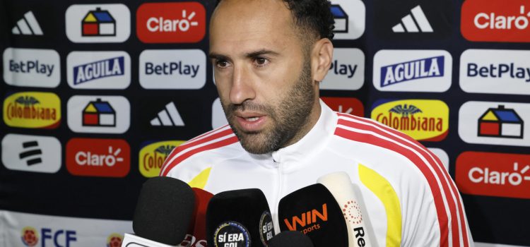 El portero de la selección colombiana de fútbol David Ospina habla con periodistas en el Estadio Metropolitano de Techo, en Bogotá (Colombia). EFE/ Carlos Ortega