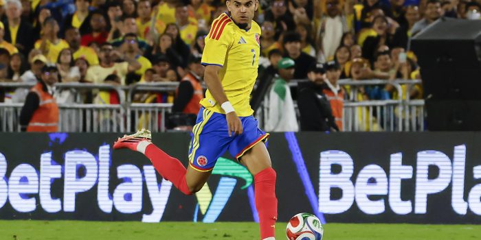 Luis Díaz, de Colombia, controla el balón este lunes en un partido amistoso frente a Costa Rica en el estadio El Campín, en Bogotá. EFE/ Mauricio Dueñas Castañeda