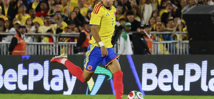 Luis Díaz, de Colombia, controla el balón este lunes en un partido amistoso frente a Costa Rica en el estadio El Campín, en Bogotá. EFE/ Mauricio Dueñas Castañeda