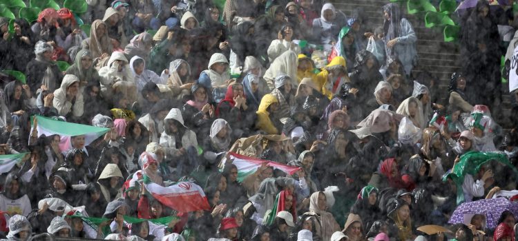 Hinchas de Irán presencia un partido de su selección en teherán. EFE/EPA/ABEDIN TAHERKENAREH