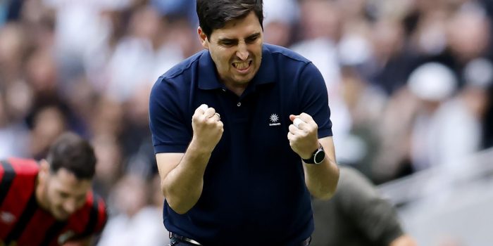 El entrenador del Bournemouth Andoni Iraola gesticula durante el partido de la Premier League que han jugado Tottenham Hotspur y AFC Bournemouth, en Londres, Reino Unido. EFE/EPA/TOLGA AKMEN