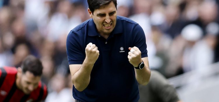 El entrenador del Bournemouth Andoni Iraola gesticula durante el partido de la Premier League que han jugado Tottenham Hotspur y AFC Bournemouth, en Londres, Reino Unido. EFE/EPA/TOLGA AKMEN