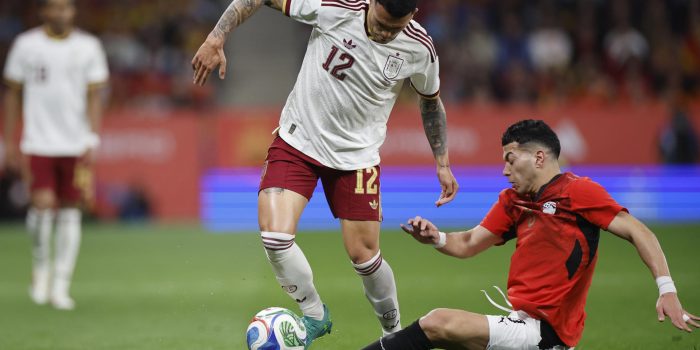 Pedro Porro (i) controla el balón ante el centrocampista de Egipto Emam Ashour durante el último amistoso disputado el 31 de marzo en el RCDE Stadium de Cornellá-El Prat, en Barcelona. EFE/Alberto Estévez
