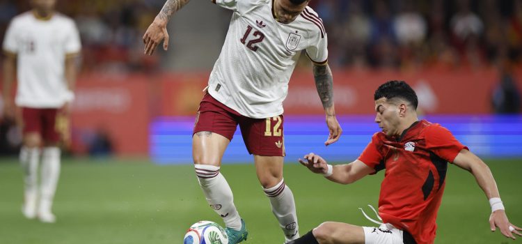 Pedro Porro (i) controla el balón ante el centrocampista de Egipto Emam Ashour durante el último amistoso disputado el 31 de marzo en el RCDE Stadium de Cornellá-El Prat, en Barcelona. EFE/Alberto Estévez