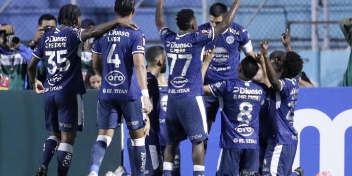 Jugadores de Motagua celebran este martes un gol en el partido de cuartos de final de la Copa Centroamericana que ganó Alajuelense enTegucigalpa. EFE/ STR