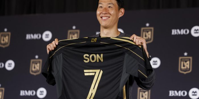 La estrella del fútbol surcoreano Son Heung-min sostiene la camiseta de Los Angeles Football Club (LAFC), durante su presentación como jugador del club de la MLS. EFE/EPA/CAROLINE BREHMAN