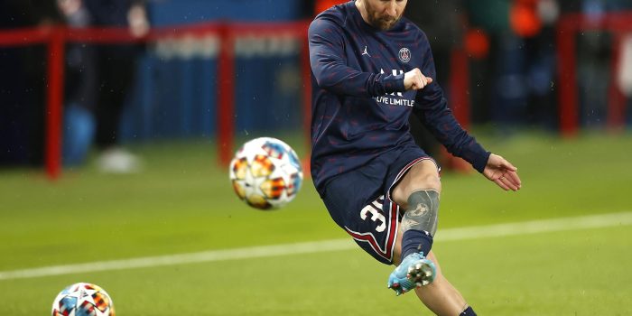 Fotografía de archivo de 2022 en la que se observa a Lionel Messi con la camisa del PSG antes de un partido de la Liga de Campeones de la UEFA contra el Real Madrid. EFE/Ian Langsdon