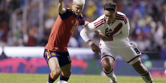 Dani Olmo (i) de España disputa un balón con Rrick Noriega (d) de Perú en un partido amistoso entre España y Perú previo al Mundial de Fútbol 2026 en el estadio Cuauhtémoc en Puebla (México). EFE/ Hilda Ríos