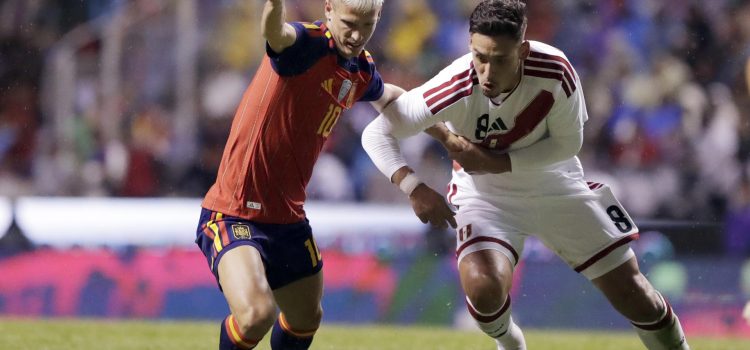 Dani Olmo (i) de España disputa un balón con Rrick Noriega (d) de Perú en un partido amistoso entre España y Perú previo al Mundial de Fútbol 2026 en el estadio Cuauhtémoc en Puebla (México). EFE/ Hilda Ríos