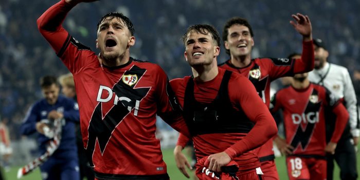 Los jugadores del Rayo Vallecano celebran tras ganar el partido de vuelta de las semifinales de la UEFA Conference League contra el Estrasburgo. EFE/EPA/MONAMMED BADRA