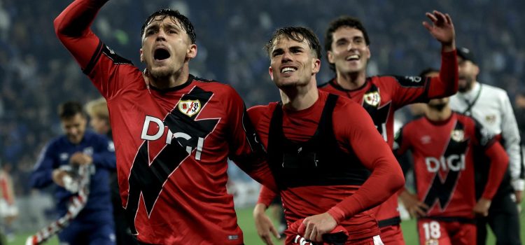 Los jugadores del Rayo Vallecano celebran tras ganar el partido de vuelta de las semifinales de la UEFA Conference League contra el Estrasburgo. EFE/EPA/MONAMMED BADRA