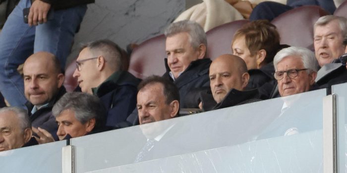 Javier Aguirre (c), seleccionador nacional de México, acudió al palco del Coliseum para observar al jugador del Betis Álvaro Fidalgo, posible candidato a entrar en su próxima convocatoria, durante el partido de LaLiga entre el Getafe y el Betis, este domingo en el Coliseo. EFE/Zipi