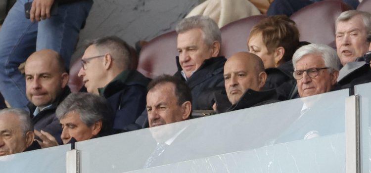 Javier Aguirre (c), seleccionador nacional de México, acudió al palco del Coliseum para observar al jugador del Betis Álvaro Fidalgo, posible candidato a entrar en su próxima convocatoria, durante el partido de LaLiga entre el Getafe y el Betis, este domingo en el Coliseo. EFE/Zipi