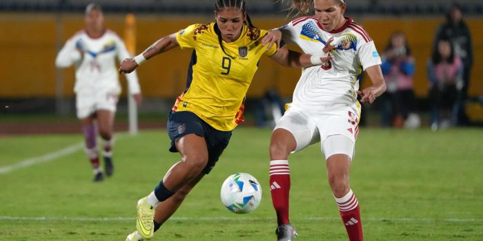 Nayely Bolaños (i), de Ecuador, disputa un balón con Yenifer Giménez, de Venezuela, en un partido de la Liga de Naciones Femenina entre Ecuador y Venezuela en el estadio Rodrigo Paz Delgado, en Quito (Ecuador). EFE/Vicente Costales
