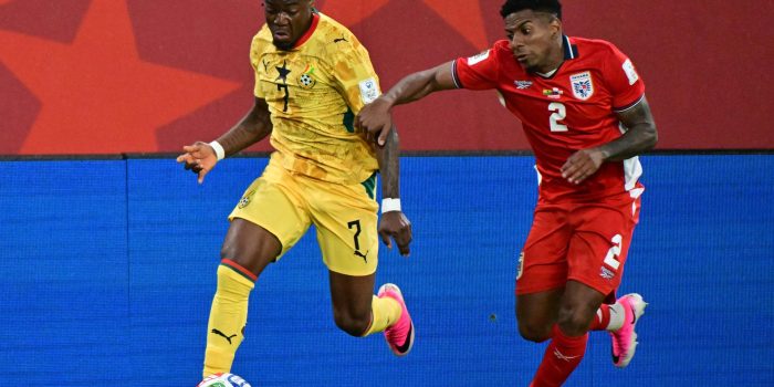 Abdul Fatawu, de Ghana (i), en acción contra César Blackman, de Panamá (d), durante el partido de la fase de grupos de la Copa Mundial de la FIFA 2026 entre Ghana y Panamá, en Toronto (Canadá). EFE/EDUARDO LIMA