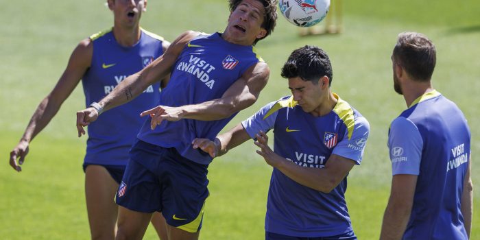 Obed Vargas y Giuliano Simeone, durante el entrenamiento de este sábado. EFE / Rodrigo Jiménez