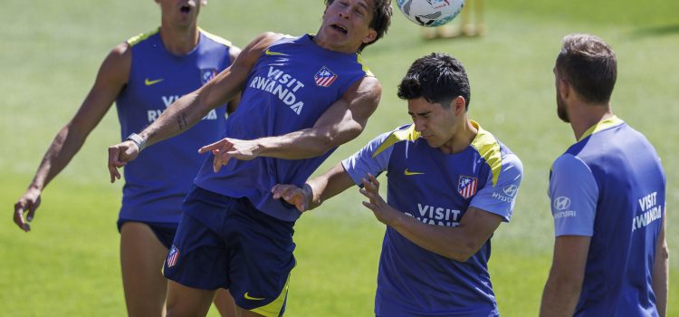 Obed Vargas y Giuliano Simeone, durante el entrenamiento de este sábado. EFE / Rodrigo Jiménez
