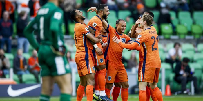 Memphis celebra el 2-0 con sus compañeros, con el que igualó los 50 goles de Van Persie. EFE/EPA/ANP KOEN VAN WEEL