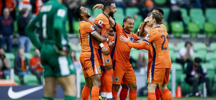 Memphis celebra el 2-0 con sus compañeros, con el que igualó los 50 goles de Van Persie. EFE/EPA/ANP KOEN VAN WEEL