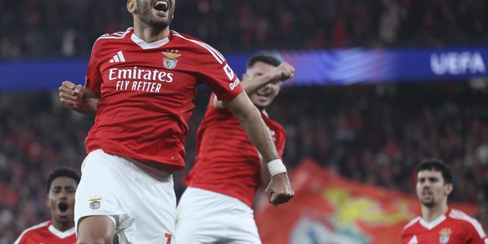 El delantero griego del SL Benfica Pavlidis celebra un gol en Champions en foto de archivo de MANUEL DE ALMEIDA. EFE/EPA