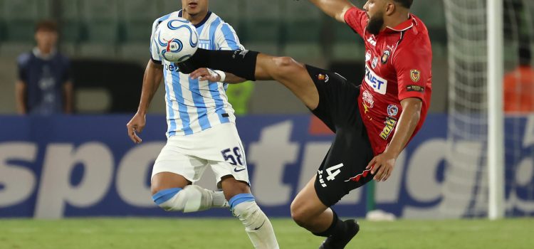 El defensor de Caracas Jesús Quintero (d) se exige al máximo para ganar un balón dividido al extremo de Racing Club Tomás Agustín Pérez este miércoles, durante el partido de la tercera jornada de la fase de grupos de la Copa Sudamericana jugado en el estadio Olímpico de la Universidad Central de Venezuela. EFE/ Miguel Gutiérrez