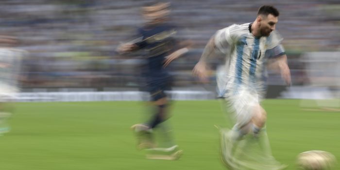 Fotografía de Juan Ignacio Roncoroni, en la que puede verse en una imagen de archivo del 18 de diciembre de 2022 al capitán de la selección de Argentina, Lionel Messi (d), durante la final del Mundial de Catar. EFE