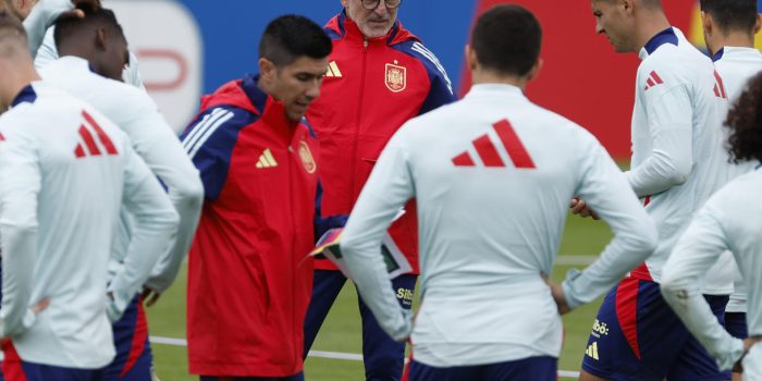 alt De la Fuente inicia las pruebas para definir su primer equipo titular