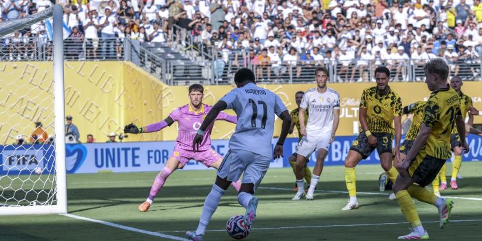 El jugador del Real Madrid Rodrygo (C) en acción contra el portero Gregor Kobel de Borussia Dortmund (i) durante el partido de la Copa Mundial de Clubes de la FIFA 2025 entre el Real Madrid y Borussia Dortmund en el MetLife Stadium en East Rutherford, Nueva Jersey, EE. UU. EFE/EPA/SARAH YENESEL