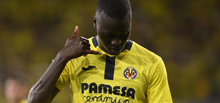 Fotografía de Andreu Esteban, en la que puede verse en una imagen de archivo del pasado 24 de mayo al centrocampista del Villarreal Pape Gueye, durante un partido. EFE