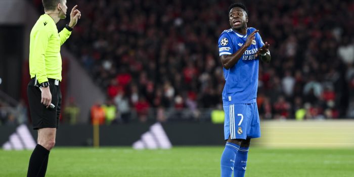 Vinícius Junior, del Real Madrid, denuncia el racismo en las gradas al árbitro durante el partido de la Liga de Campeones de la UEFA entre el Benfica y el Real Madrid, en Lisboa (Portugal). EFE/JOSÉ SENA GOULAO