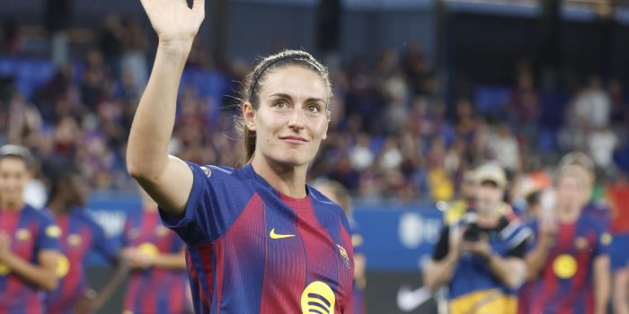 La centrocampista y capitana del FC Barcelona Alexia Putellas, que abandona el FC Barcelona, se despide de la afición durante el Barcelona-Real Sociedad del pasado miércoles 27. EFE/ Marta Pérez