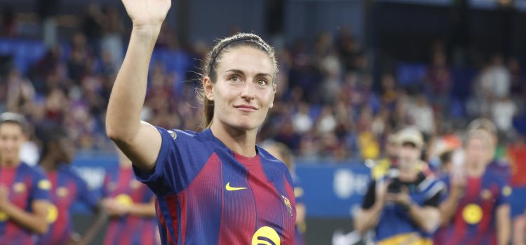 La centrocampista y capitana del FC Barcelona Alexia Putellas, que abandona el FC Barcelona, se despide de la afición durante el Barcelona-Real Sociedad del pasado miércoles 27. EFE/ Marta Pérez