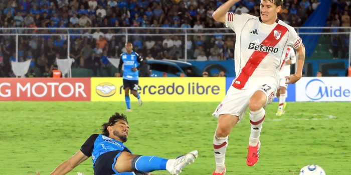 José María Carrasco (i), de Blooming, disputa un balón con Facundo Colidio, de River Plate, durante un partido de la fase de grupos de la Copa Sudamericana entre Blooming y River Plate en el estadio Ramón Tahuichi Aguilera Costas, en Santa Cruz (Bolivia). EFE/Juan Carlos Torrejón