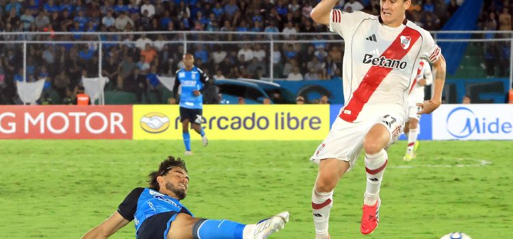 José María Carrasco (i), de Blooming, disputa un balón con Facundo Colidio, de River Plate, durante un partido de la fase de grupos de la Copa Sudamericana entre Blooming y River Plate en el estadio Ramón Tahuichi Aguilera Costas, en Santa Cruz (Bolivia). EFE/Juan Carlos Torrejón