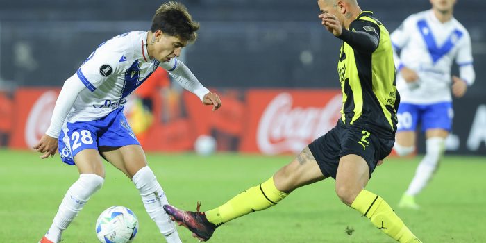 Leonardo Henriques (d), de Peñarol, marca a Maher Carrizo, de Vélez, en el estadio Campeón del Siglo en Montevideo. EFE/ Gastón Britos