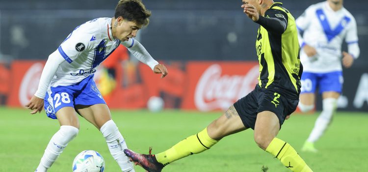 Leonardo Henriques (d), de Peñarol, marca a Maher Carrizo, de Vélez, en el estadio Campeón del Siglo en Montevideo. EFE/ Gastón Britos