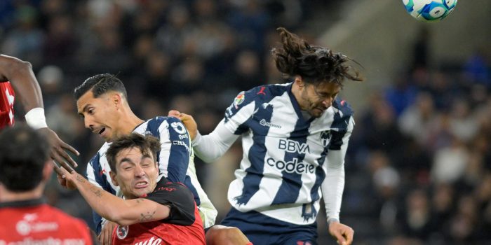Ricardo Chavez (i) y Alonso Aceves (d) de Monterrey disputan el balón con Unai Bilbao (abajo) de Tijuana durante el partido de la cuarta jornada del Torneo Clausura mexicano jugado este sábado en el estadio BBVA, de Guadalupe. EFE/ Miguel Sierra