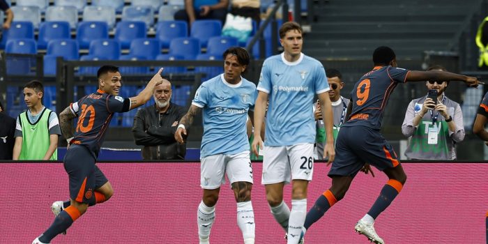 El jugador del Inter Lautaro Martinez (I) celebra el 0-1 durante el partido de la Serie A que han jugado SS Lazio y FC Inter en Roma, Italia. EFE/EPA/ANGELO CARCONI
