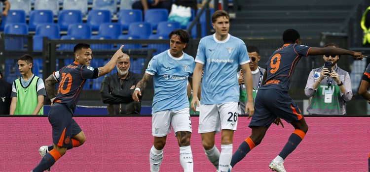El jugador del Inter Lautaro Martinez (I) celebra el 0-1 durante el partido de la Serie A que han jugado SS Lazio y FC Inter en Roma, Italia. EFE/EPA/ANGELO CARCONI