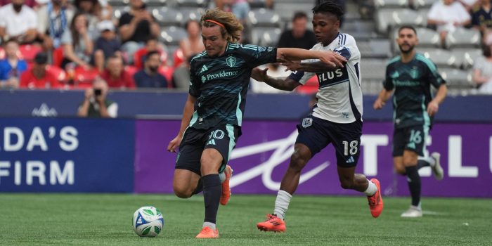 Fotografía sin fecha cedida por la MLS del jugador argentino Pedro de la Vega (i), durante un partido de la Major League Soccer. . EFE/ Mike Fiechtner /MLS/