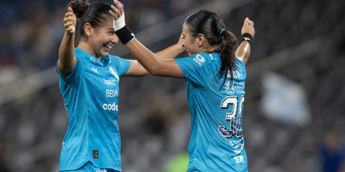 Nicole Pérez (i) y Alice Soto de Rayadas celebran un gol. Imagen de archivo. EFE/ Miguel Sierra