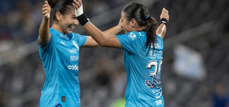 Nicole Pérez (i) y Alice Soto de Rayadas celebran un gol. Imagen de archivo. EFE/ Miguel Sierra