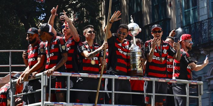 La celebración en 2025 de los jugadores de Flamengo por la conquista de la Copa Libertadores es una consigna que tiene el club rojinegro para repetir en 2026 a partir de este martes, cuando comienza la fase de grupos de la edición 67 de torneo, que repartirá una bolsa de hasta 40 millones de dólares. EFE/ André Coelho