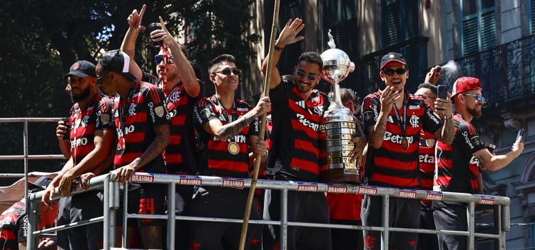 La celebración en 2025 de los jugadores de Flamengo por la conquista de la Copa Libertadores es una consigna que tiene el club rojinegro para repetir en 2026 a partir de este martes, cuando comienza la fase de grupos de la edición 67 de torneo, que repartirá una bolsa de hasta 40 millones de dólares. EFE/ André Coelho