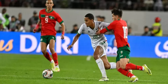 Brahim Díaz (d), de Marruecos, fue registrado este martes, 26 de marzo, al disputar un balón con Omar Ngom (c), de Mauritania, durante un partido amistoso jugado en la ciudad marroquí de Agadir. EFE/EPA/Jalal Morchidi