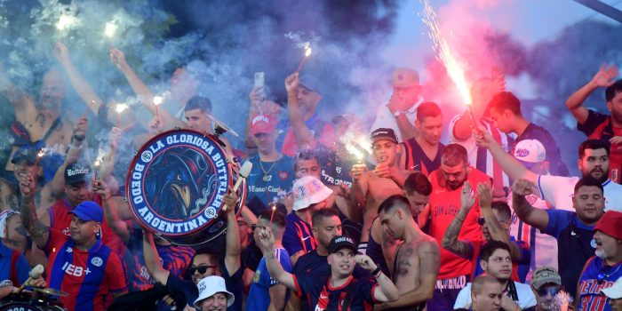 Aficionados de San Lorenzo dominaron desde las gradas del estadio Parque Viera de Montevideo el cierre de la preparación del equipo para la temporada con un empate sin goles frente a Cerro Porteño. EFE/ STR