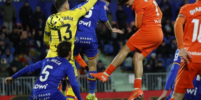 El defensa de la Real Sociedad, Jon Aramburu (d), remata ante la salida en falso del guardameta del Getafe, David Soria, en la jugada que ha significado el segundo gol del equipo donostiarra durante el partido de la jornada 19 de LaLiga EA Sports que disputaron Getafe CF y la Real Sociedad este viernes en el Coliseum de Getafe. EFE/ Juanjo Martín
